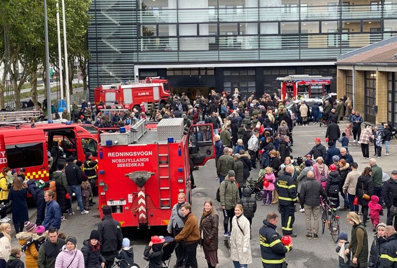 Kom til åbent hus på brandstationen. Brandfolkene åbner garagen så du kan komme og sidde i en brandbil og se alt det seje grej!